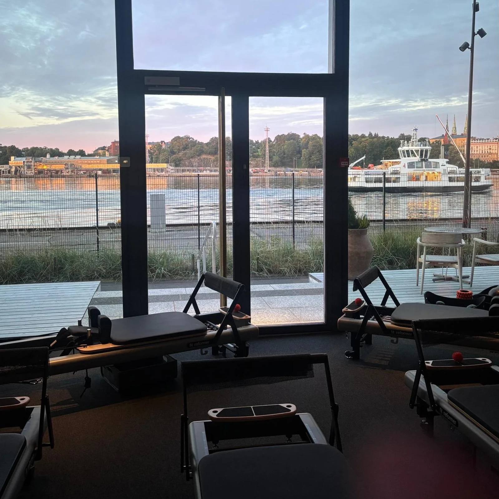 Pilates Ateljén sali, jossa harjoitellaan laitteilla – Helsinki