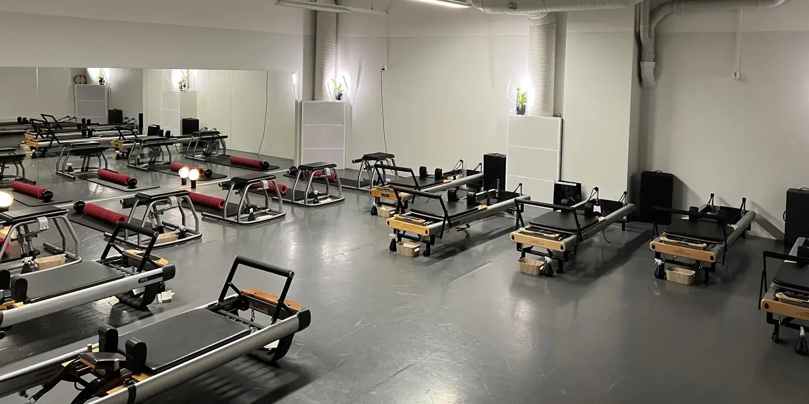 Pilates Ateljén sali, jossa harjoitellaan laitteilla – Porvoo